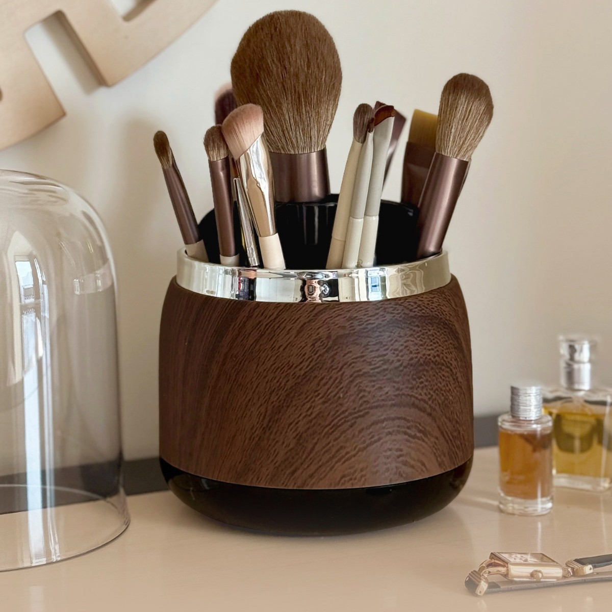 Light Luxury Makeup Brush Hold - Luxury Skincare And Makeup Brands recension och pris